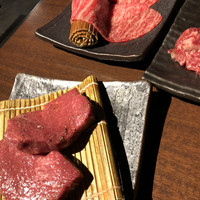 炭火焼肉 ふちおか - ヒレ（手前）、サーロイン（奥）