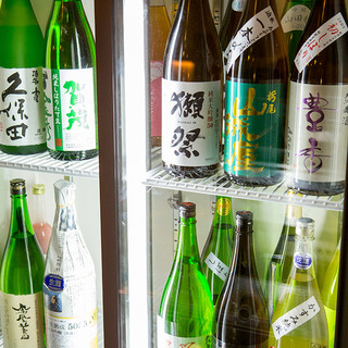 <About 40 types of sake, depending on the season> A shop that specializes in Japanese sake!