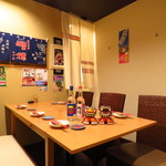 沖縄居酒屋 畑人 - 店内奥にある椅子掛けの個室（３～８名様まで対応）