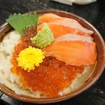 元気な魚屋さん - ミニイクラ丼 500円(サーモンはサービス)