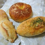 BOULANGERIE LA TERRE - マカダミア(220円)・プレッツェルベーグル フロマージュ(250円)
                        明太子フランス(300円)
                        明太子フランスは一般的なフランスパンより柔らか