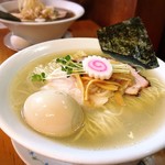 ふくろう - 手前が冷やしラーメン(塩)の味玉トッピング、奥が冷やしラーメン(醤油)