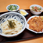 ふる里うどん  - ぶっかけ冷と、親鳥天と、豚バラまぜごはん　ぶっかけ出汁は別容器にての提供です。