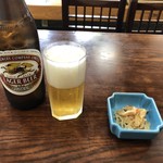 そば処山茂登 - 中瓶とサービスのつまみ。