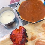 マハブブカレーハウス - 料理写真:ナンの上にチキンティッカ