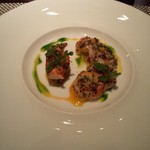 ラ ターブル ドゥ ジョエル・ロブション - 活オマール海老　ホタテ貝と共にマリネにし酸味を加えたポロネギを添えて　ソースコラリーヌ