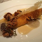 ラ ターブル ドゥ ジョエル・ロブション - マドラススパイスの香りを付け蒸し焼きにし　コンテチーズのグラッサージュ　ジロール茸のソテー