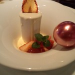 ラ ターブル ドゥ ジョエル・ロブション - ピスタチオのアイスのヴァシュラン・キャンドル仕立て　イチゴのロリポップを添えて