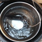 入谷鬼子母神門前のだや - さばかれる前の生きたうなぎ