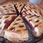 ベイクス - ルバーブとイチゴのコンポートがたっぷりつまったサクサクパイ。