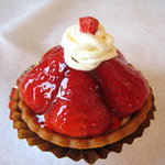 ベイクス - 今が旬の地元産の新鮮で美味しいイチゴをたっぷり使っています。