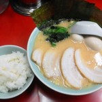 壱七家  - ランチタイムはライスが無料サービス。写真は半ライス。