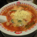 太陽のトマト麺 - チーズてんこもりー。スープにつかると、トロけます。