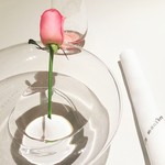 ラール・エ・ラ・マニエール - テーブルセッティングにピンクの薔薇