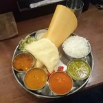 南インド料理ダクシン 八重洲店 - バスマティライス・ミールス（ドーサを選択）。汁物４種は左からクラム・ニンマカイ・ラッサム、サンバル、パラク・パニール、ナッテ・コランブ。