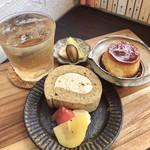 トモリcafe - おやつセット 800円(税込)
            ✿ほうじ茶黒糖ロール
            ✿辛口ジンジャーエール
            ✿かぼちゃプリン 330円(税込)