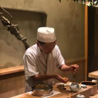 すし処 めくみ - 雲丹を握る