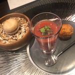 レストラン ラ・フロレゾン・ドゥ・タケウチ - サーモンのリエットにキャビアの最中 チーズとチェリソーのひと品 フルーツトマトの冷製スープ