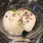 レストラン ラ・フロレゾン・ドゥ・タケウチ - 52℃の海水で優しく火入れした師崎産天然岩牡蠣のショーフロワ 枝豆のクーリとスダチのエアーを添えて