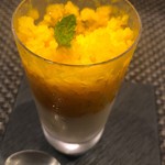 レストラン ラ・フロレゾン・ドゥ・タケウチ - 下の層ににココナッツ風味のブランマンジェ上の層ににマンゴーのシャーベット