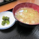 釈迦堂パーキングエリア（下り線）スナックコーナー - スタミナ丼￥６５０の「味噌汁＆キューちゃん」