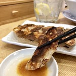 タンメンと餃子 KIBARU - 味噌ダレにお酢で食べます