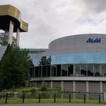 スーパードライ ミュージアム - 綺麗な外観、左手のオブジェ的なものは泡かな？