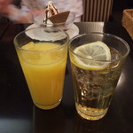 椿屋カフェ - オレンジジュースとジンジャーエール