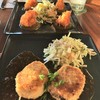 Tommy Bahama Restaurant, Bar & Store - 料理写真:ガーリックシュリンプ（奥）、クラブケーキ（手前）