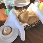 Tommy Bahama Restaurant, Bar & Store - パンとジンジャーバター