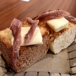 ナガタ店 - 自家製パン、アンチョビバター載せ