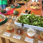 空の駅 風和里しばやま レストランフワリ - テーブルの上は色鮮やかな野菜たちが！