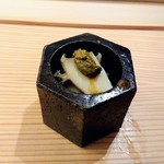 寿し道 桜田 - 蒸し鮑、肝ソースには八丁味噌