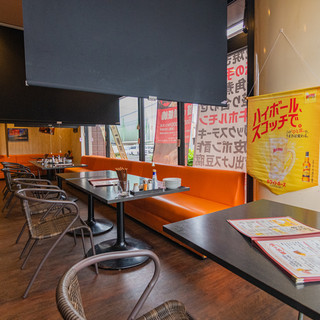 隣の席とは十分にスペースがあるゆったりとした空間