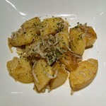 大洗料理つかさ - 大洗産キタアカリとシラス、アンチョビバター炒め