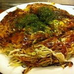 広島風お好焼き本舗 - 麺がぱりぱりな豚玉そば入りです