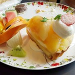 Kafe Sakura - 桃タルトとフルーツ盛り合わせ