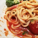 らー油肉つけうどんの南哲 - トマトスープに熟れた風のカエシ感とお出汁感がしっかりとあります。