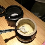 らー油肉つけうどんの南哲 - 粉チーズとペルシャ湾の岩塩と思われるお塩も付きます。