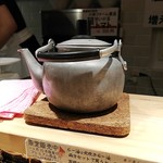 らー油肉つけうどんの南哲 - うどん湯＝うどんを茹でたお湯。お出汁ではないです。最後に蕎麦湯みたいにして残った汁を割り、頂きます。
