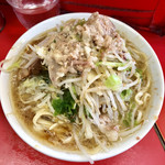 ラーメン二郎 三田本店 - 野菜、カラメ、脂