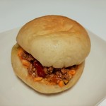 セシュエット - もっちりムニムニ伸び良いフォカッチャ生地に、ガパオの具とトロトロ卵を挟んだ、ガパオ風サンド346円