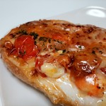 セシュエット - フランスパンにベシャメルソースや海老のビスク、海老やトマトを乗せ、チーズをかけたボリューミーな1品