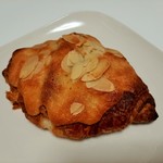 セシュエット - 高級なアーモンドペーストとカスタードを使ったプラリネクリーム入り、クロワッサンプラリネ・ダマンド281円