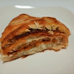 セシュエット - ラム酒をしみこませたバターリッチなクロワッサンと、こっくり濃厚なプラリネクリームという贅沢過ぎる組み合わせ