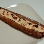 セシュエット - ドライフルーツ入りのクリームチーズを、ナッツ入りのハードパンにサンド、フルーツ入りクリームチーズ324円