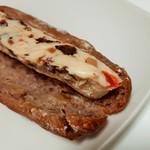 セシュエット - 香ばしいクルミ入りのハードパンに、まったり分厚いクリームチーズのコク、華やかにお酒が香るドライフルーツの三重奏