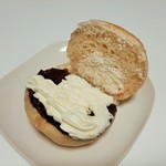 セシュエット - 塩の旨味で甘さを引き出した粒あんとミルキーな生クリーム、ほんのり塩気の効いたフォカッチャ生地の三重奏