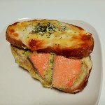 セシュエット - 分厚いチーズとまろやかなベシャメルソース、風味良いスモークサーモンとトロトロのアボカドが幸せになるハーモニー