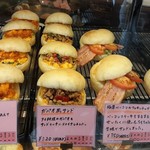 セシュエット - もはや本格的なお料理のよう！タイ料理のガパオや中華の海老チリ、極厚ベーコンがはみ出すフォカッチャサンドなど